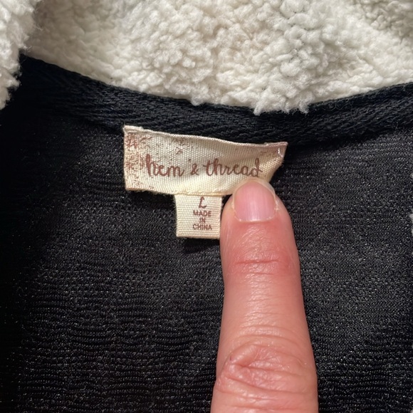 Hem & thread great vest with white fleece detailing. Size L. - Picture 4 of 6